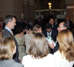 Don Felipe conversa con los premiados al término del acto
