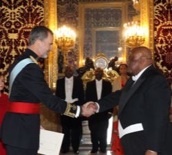 Su Majestad el Rey recibe la Carta Credencial de manos del embajador de la República de Angola, José Luis de Matos Agostinho