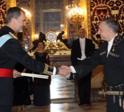 Su Majestad el Rey recibe la Carta Credencial de manos del embajador de Georgia, Ilia Giorgadze