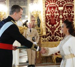 Su Majestad el Rey recibe la Carta Credencial de manos de la embajadora del Reino de Marruecos, Karima Benyaich