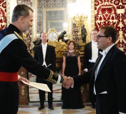 Su Majestad el Rey recibe la Carta Credencial de manos del embajador de la República Eslovaca, Jaroslav Blasko