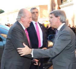 Su Majestad el Rey Don Juan Carlos recibe el saludo del presidente de la Comunidad de Madrid, Ángel Garrido