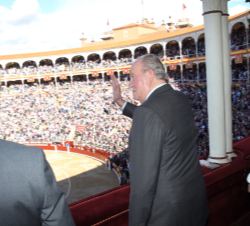 Don Juan Carlos junto a Su Alteza Real la Infanta Elena y el presidente de la Comunidad de Madrid en el Palco Real