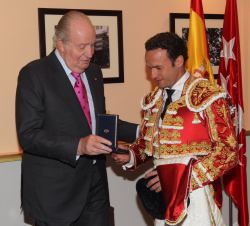 Su Majestad el Rey Don Juan Carlos junto al torero Antonio Ferrera