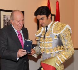 Su Majestad el Rey Don Juan Carlos junto al torero Miguel Ángel Perera