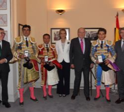 Don Juan Carlos en una foto de grupo con los diestros y las autoridades asistentes