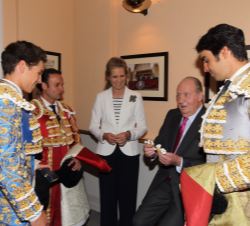 Su Majestad el Rey Don Juan Carlos recibe unos "machos" de los trajes de luces de los diestros en agradecimiento a su apoyo
