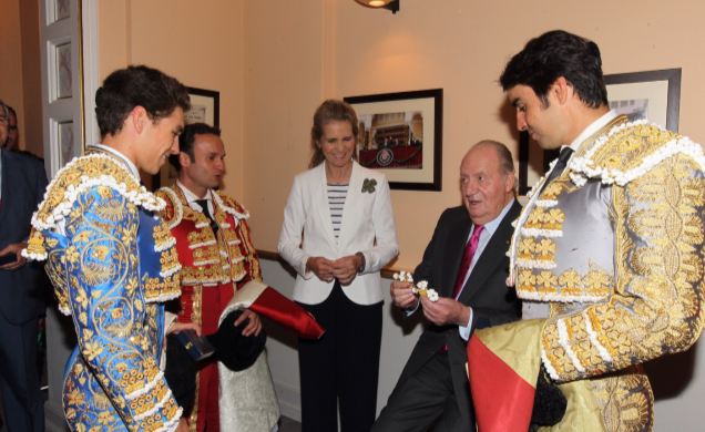 Su Majestad el Rey Don Juan Carlos recibe unos "machos" de los trajes de luces de los diestros en agradecimiento a su apoyo