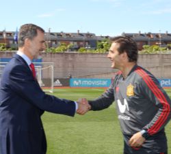 Don Felipe recibe el saludo del seleccionador nacional, Julen Lopetegui