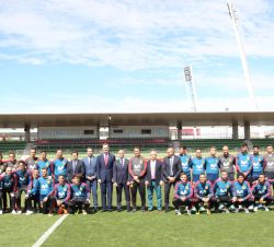 Su Majestad el Rey junto a la Selección Nacional de Fútbol, cuerpo técnico y el ministro de Cultura y Deporte, Màxim Huerta
