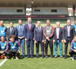 Su Majestad el Rey junto a la Selección Nacional de Fútbol, cuerpo técnico y el ministro de Cultura y Deporte, Màxim Huerta