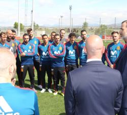 Su Majestad el Rey con los jugadores de la Selección Nacional de Fútbol
