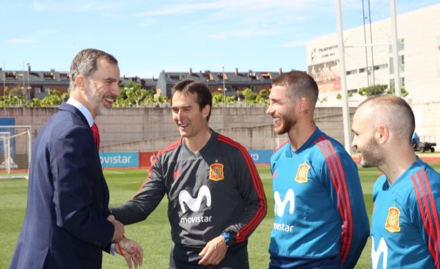 Don Felipe conversa con Julen Lopetegui y los capitanes de la Selección, Sergio Ramos y Andrés Iniesta
