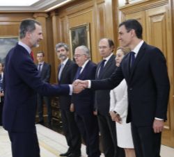Su Majestad el Rey recibe el saludo del presidente del Gobierno, Pedro Sánchez Pérez-Castejón, momentos antes de que de comienzo el acto de promesa de