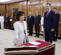 Doña Carmen Calvo Poyato, Vicepresidenta del Gobierno y ministra de la Presidencia, Relaciones con las Cortes e Igualdad, promete su cargo ante Su Maj