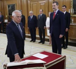 Don Josep Borrell Fontelles, ministro de Asuntos Exteriores, Unión Europea y Cooperación, promete su cargo ante Su Majestad el Rey