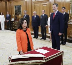 Doña Margarita Robles Fernández, ministra de Defensa, promete su cargo ante Su Majestad el Rey