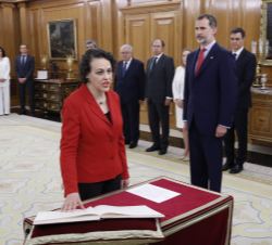 Doña Magdalena Valerio Cordero, ministra de Trabajo, Migraciones y Seguridad Social, promete su cargo ante Su Majestad el Rey