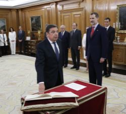 Don Luis Planas Puchades, ministro de Agricultura, Pesca y Alimentación, promete su cargo ante Su Majestad el Rey