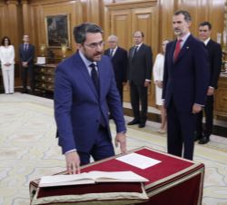 Don Màxim Huerta Hernández, ministro de Cultura y Deporte, promete su cargo ante Su Majestad el Rey