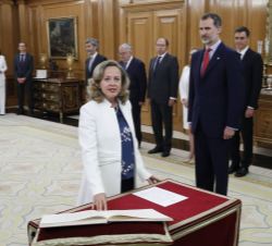 Doña Nadia María Calviño Santamaría, ministra de Economía y Empresa, promete su cargo ante Su Majestad el Rey