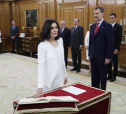 Doña Carmen Montón Giménez, ministra de Sanidad, Consumo y Bienestar Social, promete su cargo ante Su Majestad el Rey
