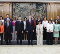 Fotografía de grupo de Su Majestad el Rey con los nuevos miembros del Gobierno