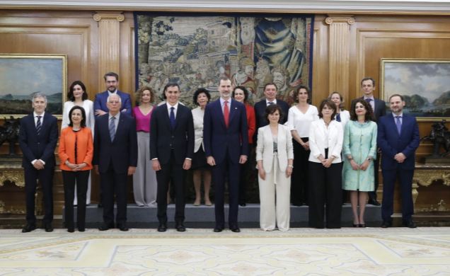 Fotografía de grupo de Su Majestad el Rey con los nuevos miembros del Gobierno