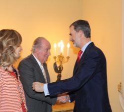 Su Majestad el Rey recibe el saludo de su padre Don Juan Carlos