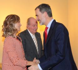 Su Majestad el Rey recibe el saludo de la presidenta de COTEC y presidenta de YSIOS Capital Partners, SGECR,S.A., Cristina Garmendia