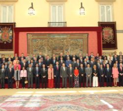 Su Majestad el Rey y Su Majestad el Rey Don Juan Carlos junto a los miembros del Patronato de la Fundación COTEC