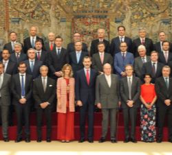 Don Felipe y Don Juan Carlos junto a los miembros del Patronato de la Fundación COTEC