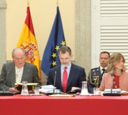 Su Majestad el Rey y Su Majestad el Rey Don Juan Carlos ocupan su lugar en la mesa de reunión para dar inicio a la sesión