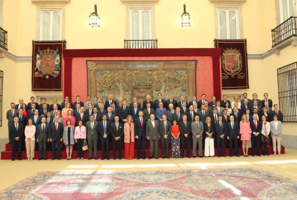 Su Majestad el Rey y Su Majestad el Rey Don Juan Carlos junto a los miembros del Patronato de la Fundación COTEC