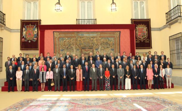 Su Majestad el Rey y Su Majestad el Rey Don Juan Carlos junto a los miembros del Patronato de la Fundación COTEC