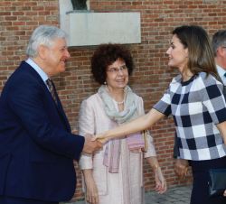 Su Majestad la Reina recibe el saludo del director honorario de la Residencia de Estudiantes, José García-Velasco, en presencia de la directora de la 