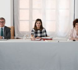 Su Majestad la Reina en la mesa presidencial junto al secretario de Estado de Educación, Formación Profesional y Universidades, Marcial Marín, y la la