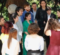 Su Majestad la Reina conversa con los becarios de la Residencia de Estudiantes