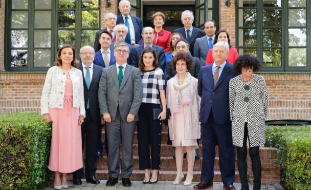 Fotografía de grupo de Su Majestad la Reina con los Patronos de la Residencia de Estudiantes