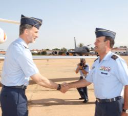 Su Majestad el Rey es recibido por el Jefe del Estado Mayor del Ejército del Aire, general del Aire, Javier Salto Matínez-Avial