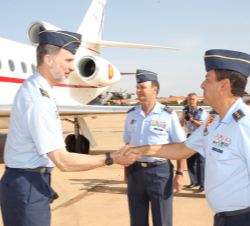 Su Majestad el Rey es recibido por el coronel director de la Academia General del Aire, Miguel Ivorra Ruiz