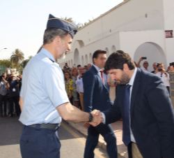 Su Majestad el Rey recibe el saludo del presidente de la Región de Murcia, Fernando López Miras