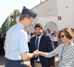 Su Majestad el Rey recibe el saludo de la presidenta de la Asamblea Regional de Murcia, Rosa Peñalver Pérez