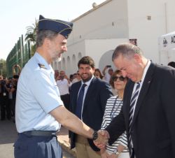 Su Majestad el Rey recibe el saludo del delegado del Gobierno en la Región de Murcia, Francisco-Martín Bernabé Pérez