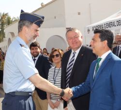 Su Majestad el Rey recibe el saludo del alcalde de San Javier, José Miguel Luengo Gallego