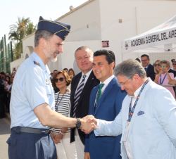Su Majestad el Rey recibe el saludo del alcalde de Los Alcázares, Anastasio Bastida Gómez