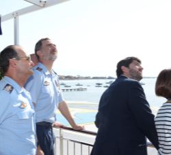 Su Majestad el Rey junto a las autoridades observa la exhibición