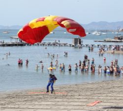 Un paracaidista aproximándose a tierra durante el Festival Aéreo