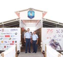 Su Majestad el Rey junto al coronel director de la Academia General del Aire, Miguel Ivorra Ruiz