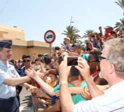 Su Majestad el Rey recibe el saludo de las personas congregadas para ver el Festival Aéreo